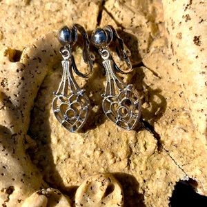 Pretty filigree clip-on earrings.
